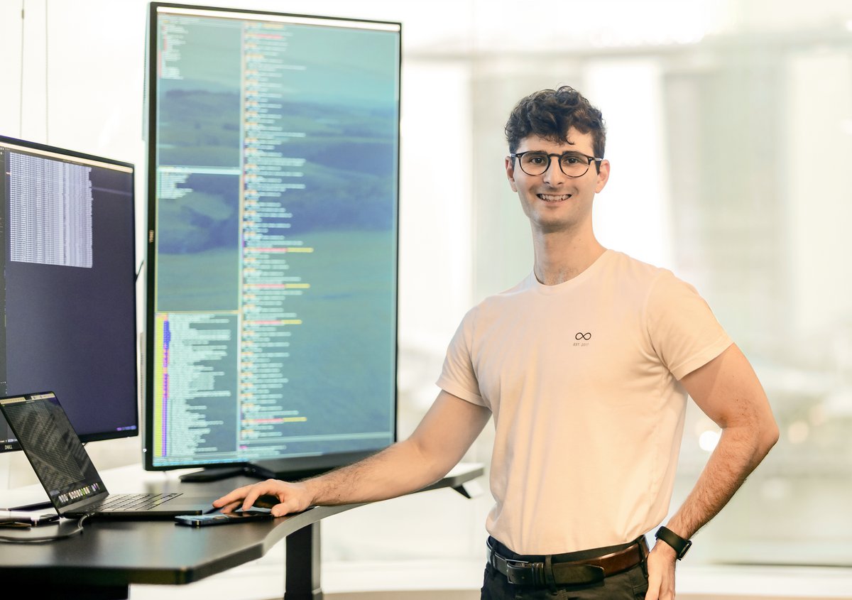 Jonathan Eilath by computer