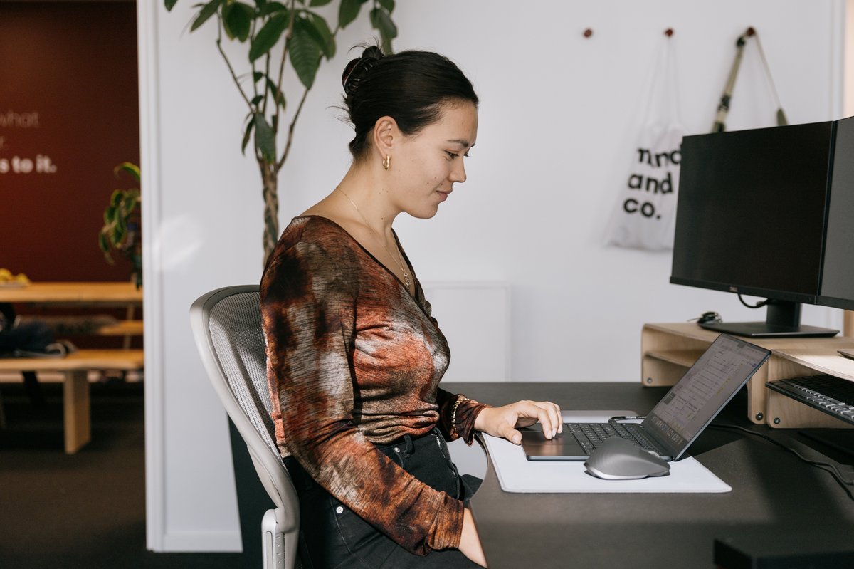 Nicoline working at computer