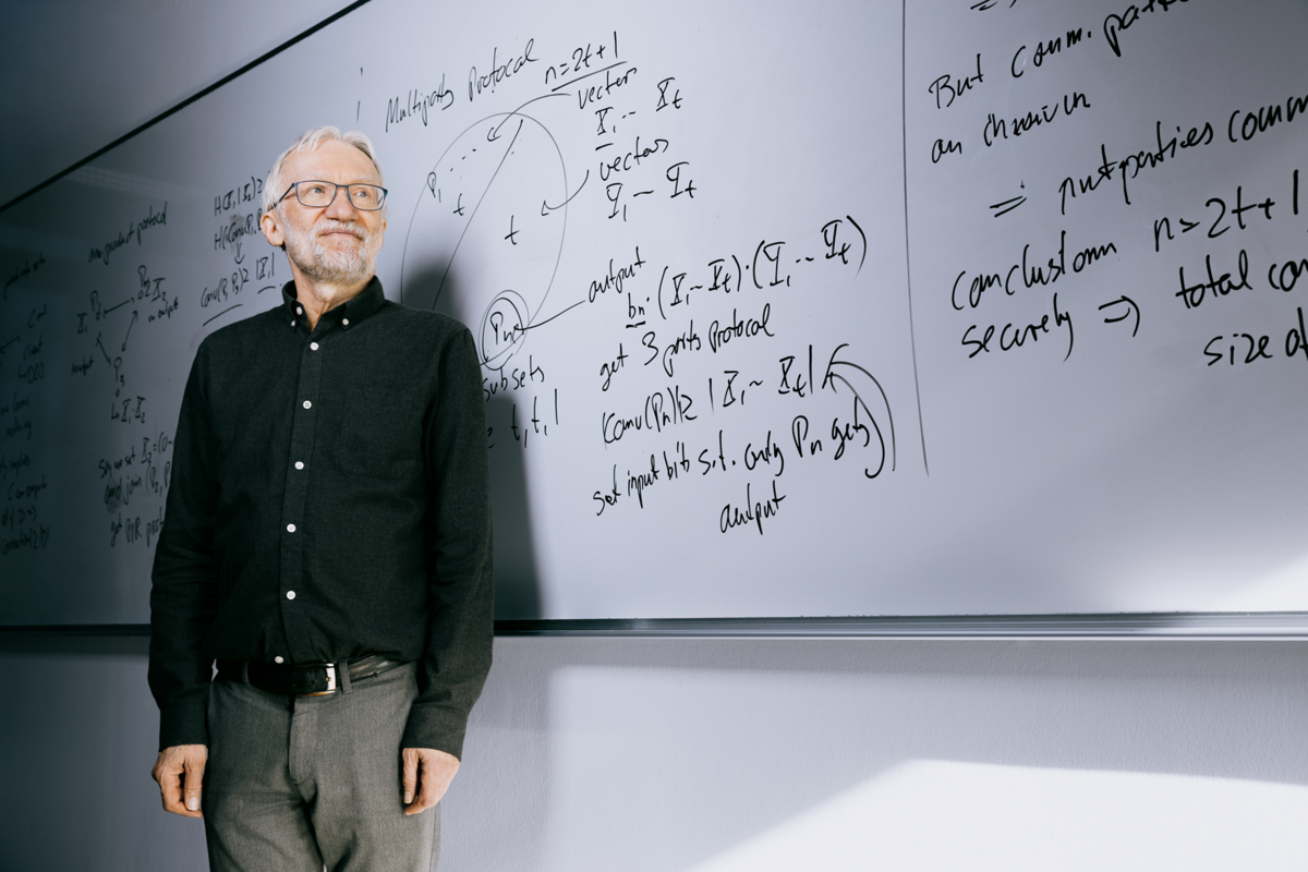 Professor Ivan Damgård ved et whiteboard med mange udregninger