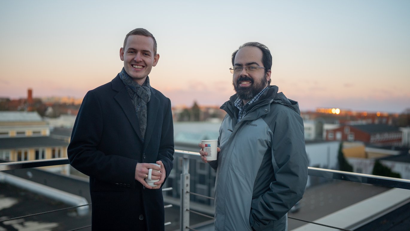 Computer science student Thomas Kingo T. Mogensen and associate professor lektor Diego Aranha