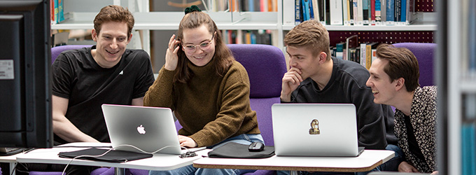 Computer Science students working in the library at Katrinebjerg. Photo: Lars Kruse, AU Foto